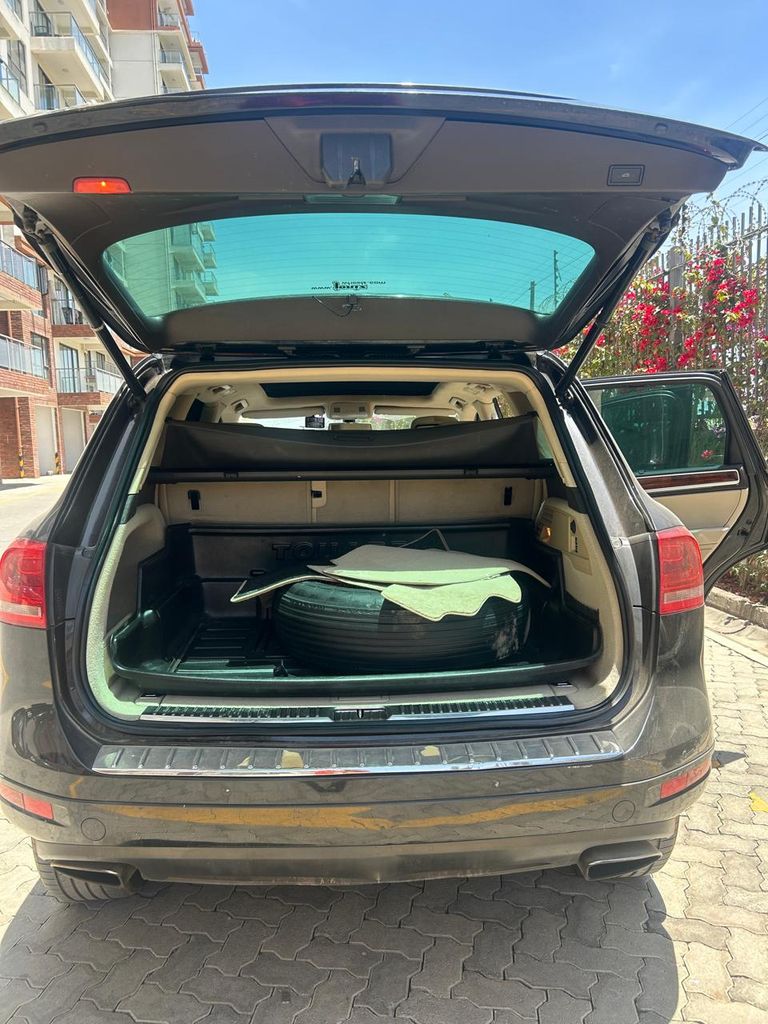 2011 Volkswagen Touareg thumbnail 3