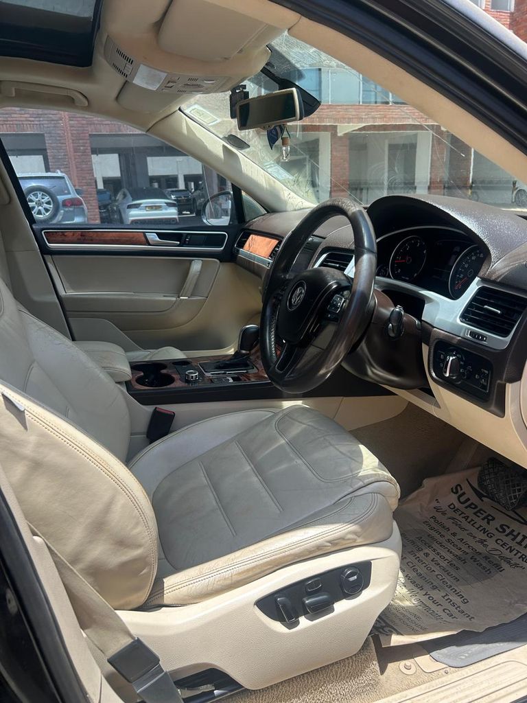 2011 Volkswagen Touareg thumbnail 4