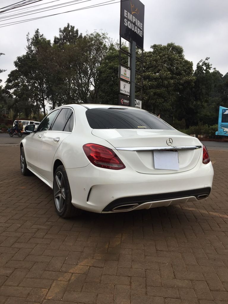 2016 Mercedes-Benz C-Class thumbnail 4