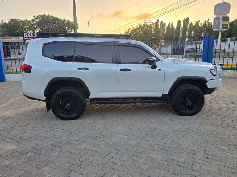 2021 Toyota Land Cruiser 300 thumbnail 4