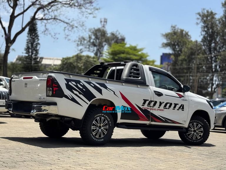 2019 Toyota Hilux thumbnail 6