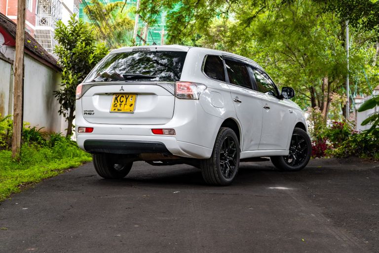 2013 Mitsubishi Outlander thumbnail 4