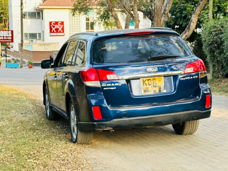 2011 Subaru Outback thumbnail 4