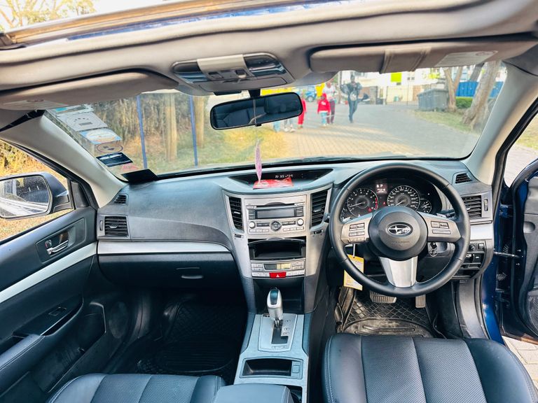2011 Subaru Outback thumbnail 9
