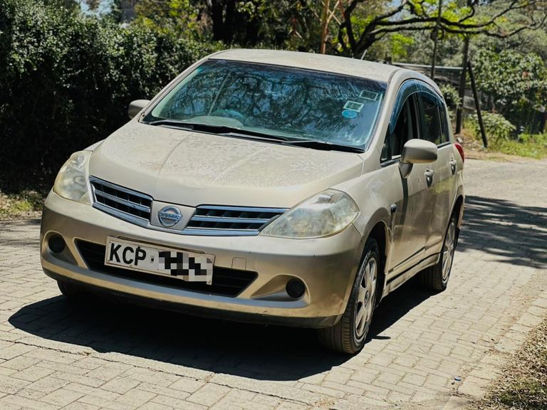 2010 Nissan Tiida thumbnail 2