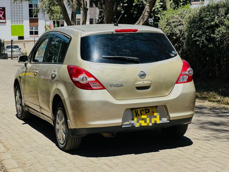 2010 Nissan Tiida thumbnail 3