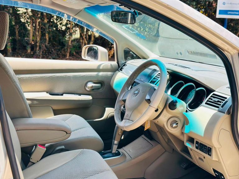 2010 Nissan Tiida thumbnail 7