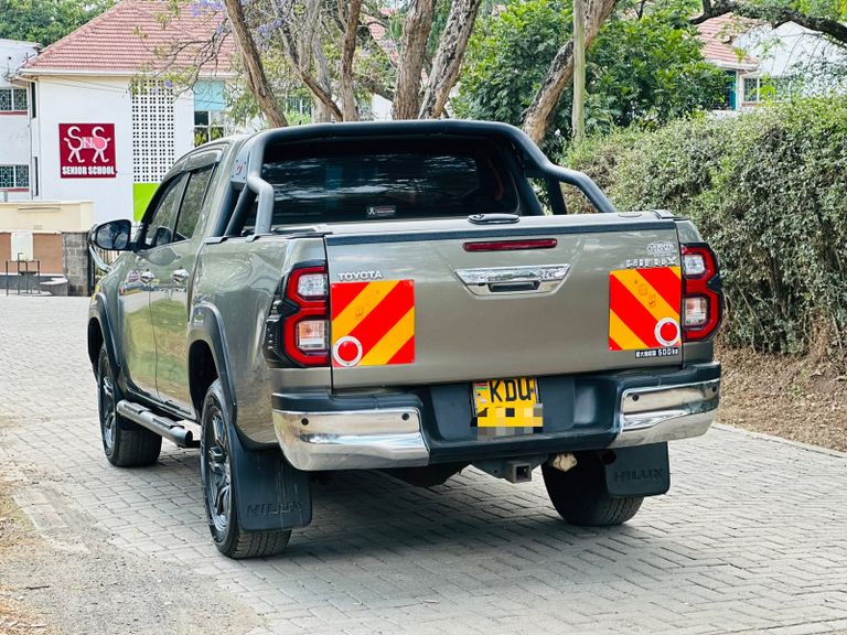 2020 Toyota Hilux thumbnail 5