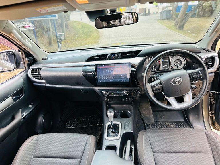 2020 Toyota Hilux thumbnail 7