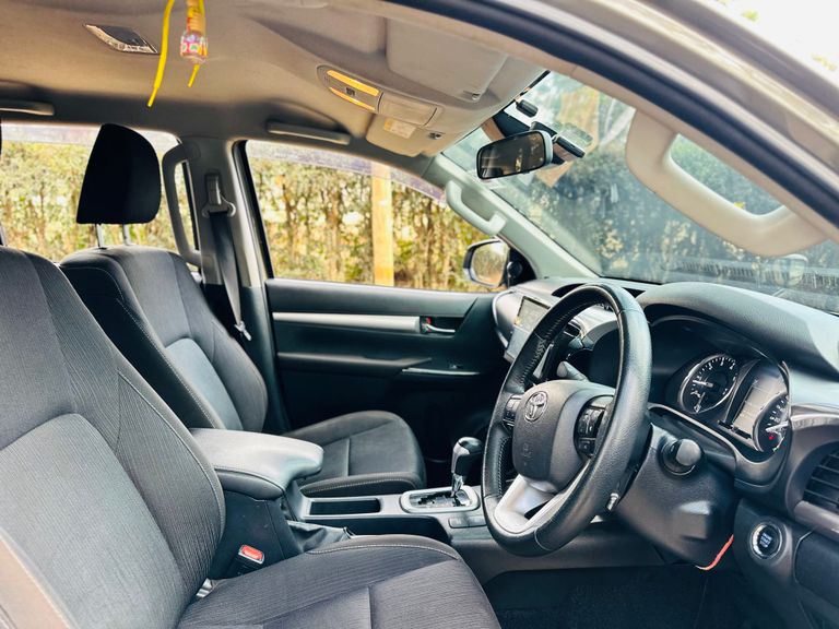 2020 Toyota Hilux thumbnail 11