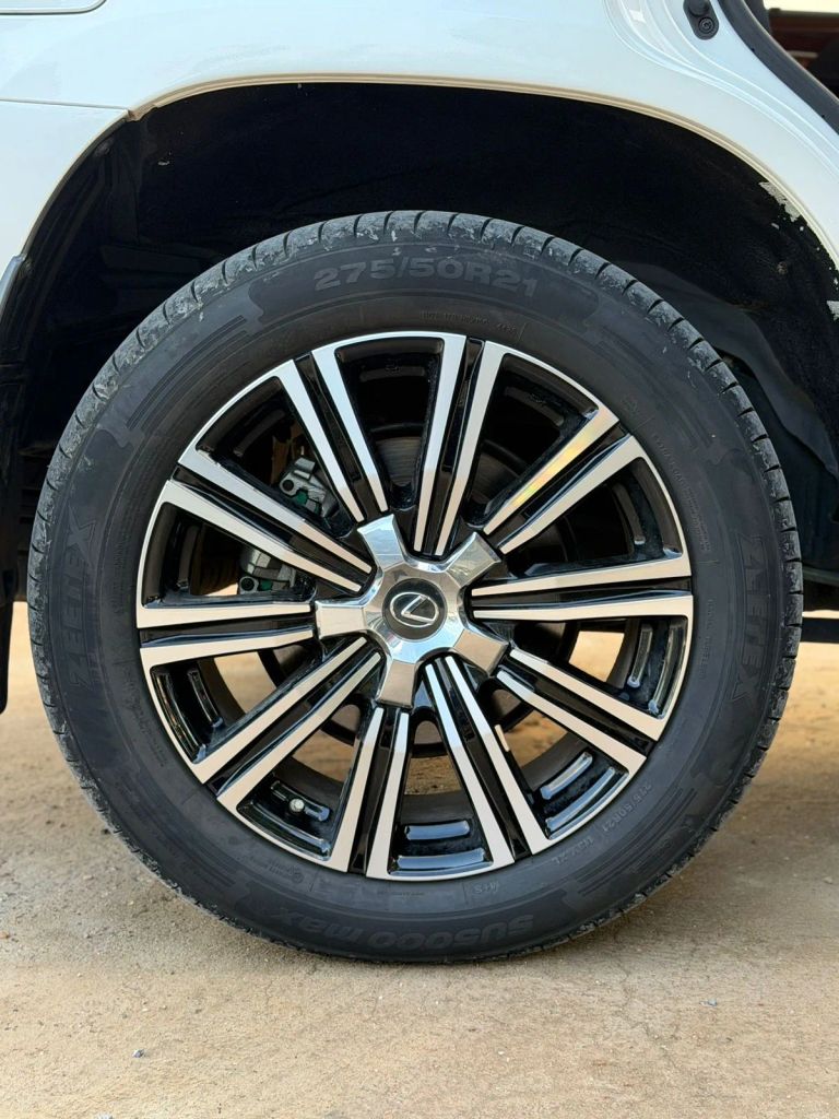 2019 Lexus LX thumbnail 10