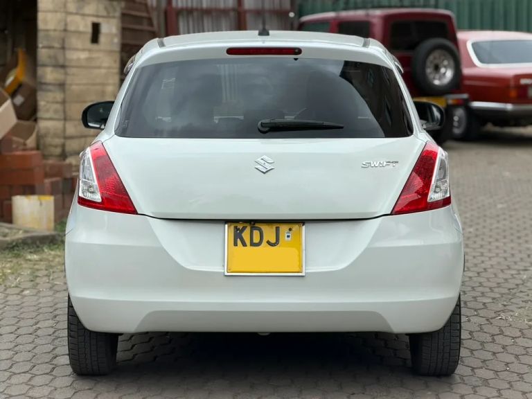 2015 Suzuki Swift thumbnail 7