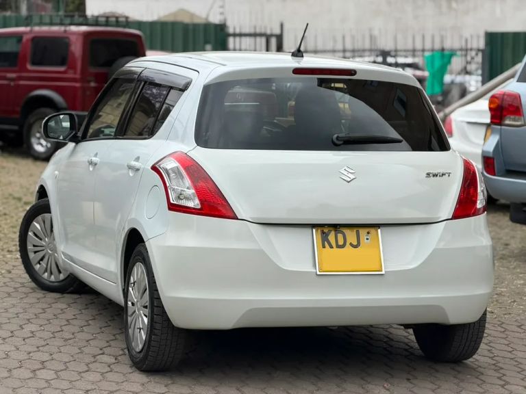2015 Suzuki Swift thumbnail 8