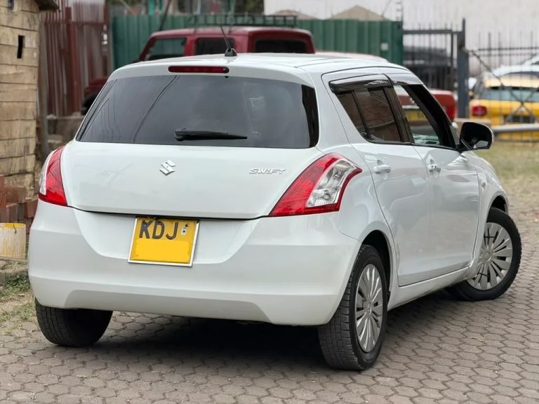 2015 Suzuki Swift thumbnail 11
