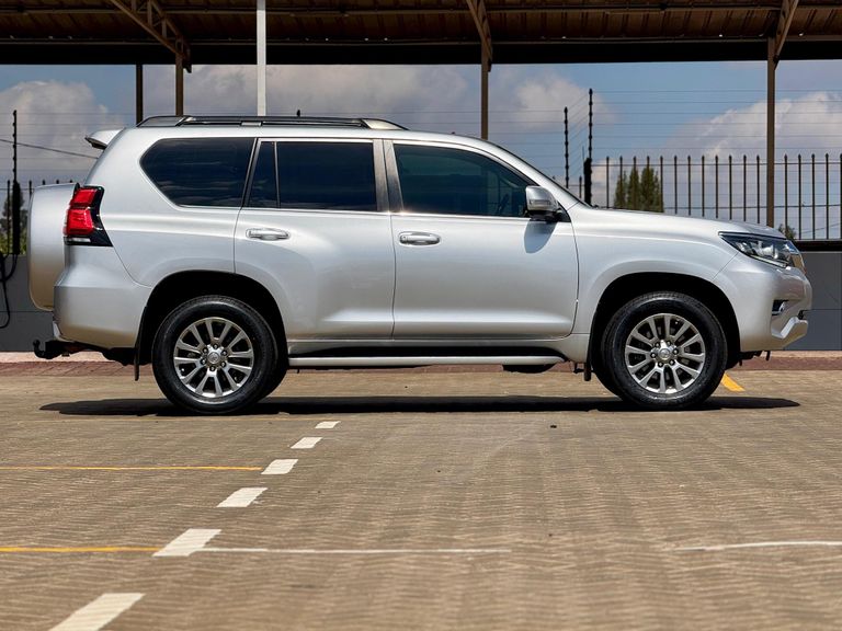 2020 Toyota Land Cruiser Prado thumbnail 4