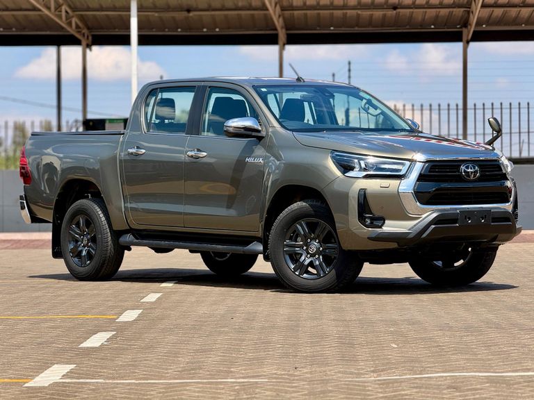 2022 Toyota Hilux thumbnail 3