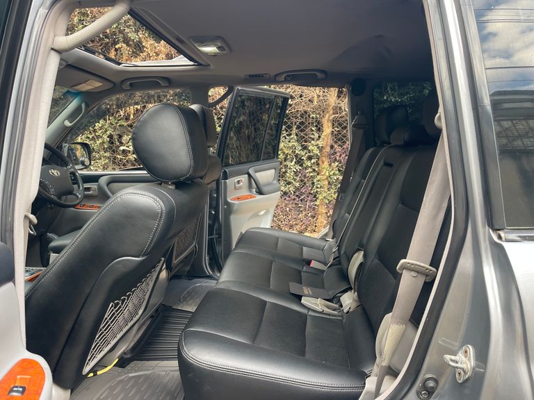 2004 Toyota Land Cruiser thumbnail 7