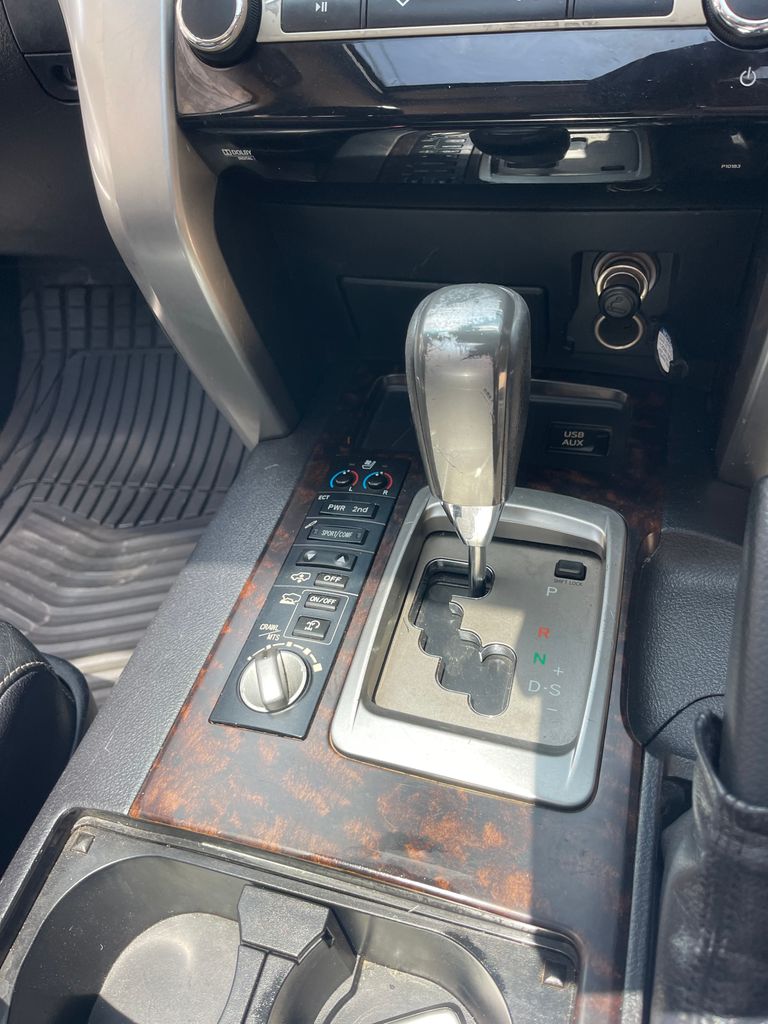 2012 Toyota Land Cruiser 200 thumbnail 12