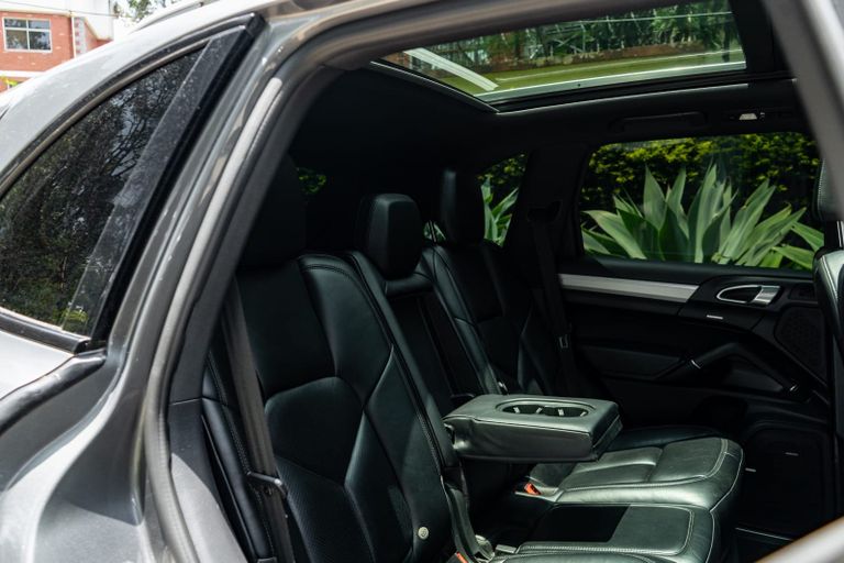 2016 Porsche Cayenne thumbnail 9