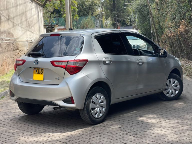 2017 Toyota Vitz thumbnail 3
