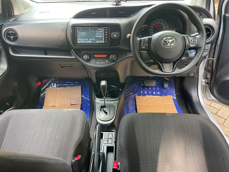 2017 Toyota Vitz thumbnail 7